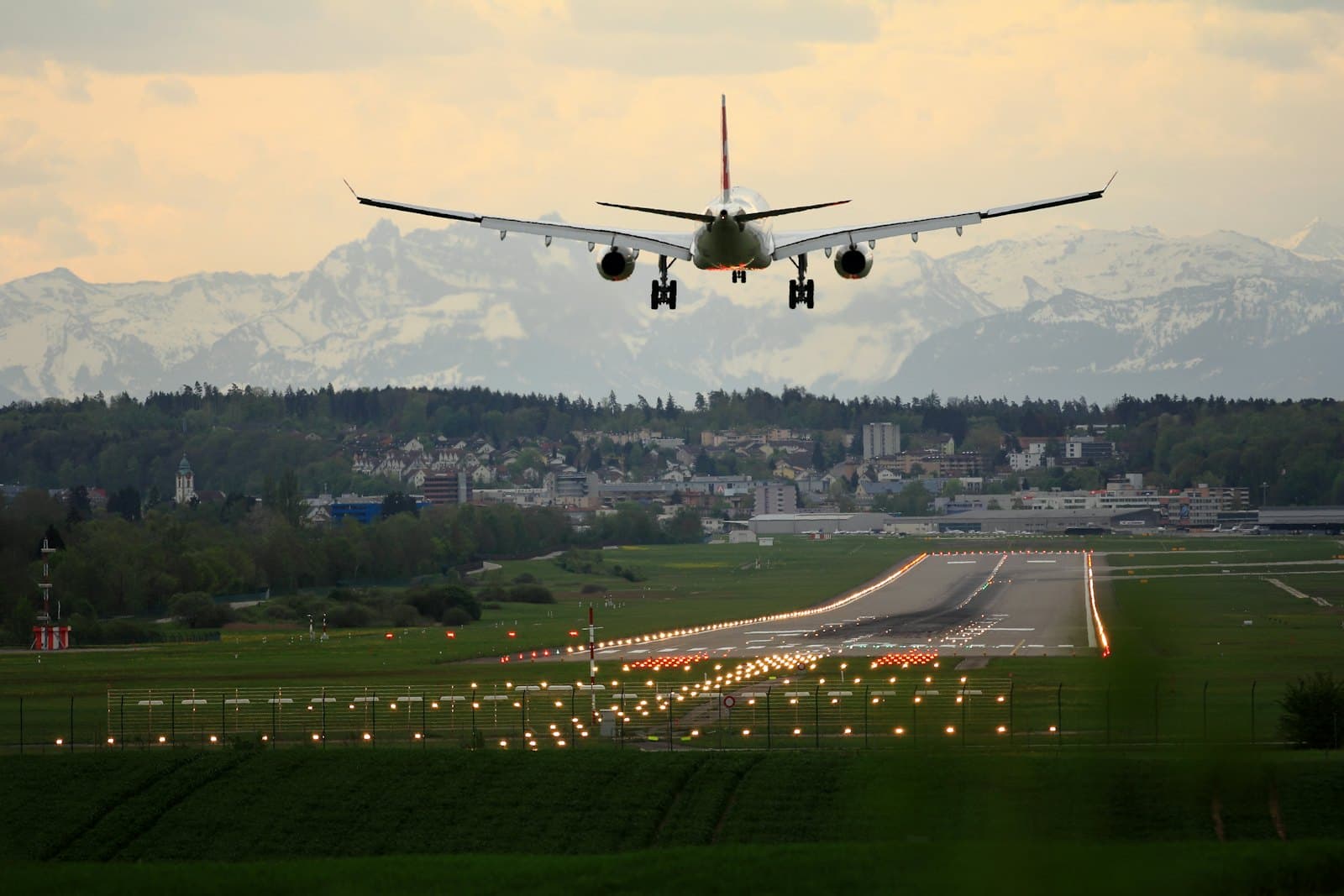 Blick aus dem Flugzeugfenster auf eine Landung über den Alpen